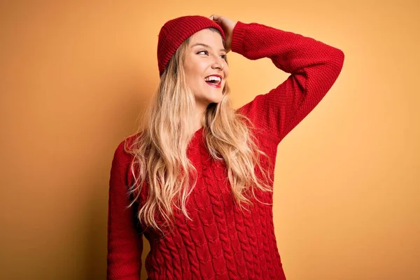 Jovem Mulher Loira Bonita Vestindo Camisola Casual Boné Sobre Fundo — Fotografia de Stock