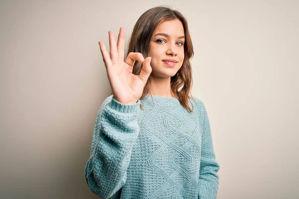 Mladá Blondýna Dívka Sobě Ležérní Modrý Zimní Svetr Izolovaném Pozadí — Stock fotografie