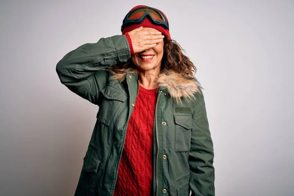 Beyaz Arka Planda Kar Maskesi Takan Orta Yaşlı Kayakçı Kadın — Stok fotoğraf