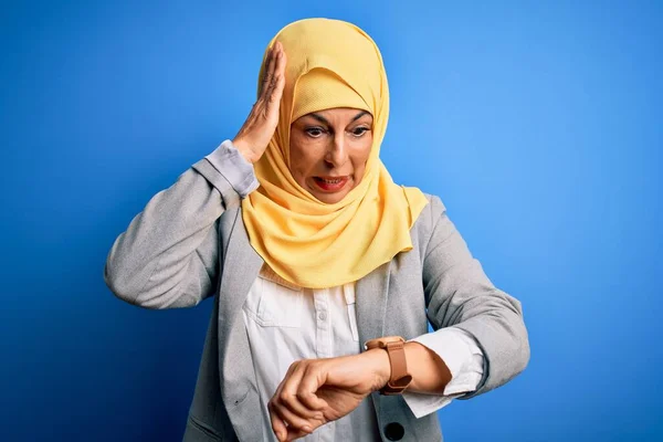 Μεσήλικες Μελαχρινή Επιχειρηματίας Φορώντας Μουσουλμανική Παραδοσιακή Μαντίλα Πάνω Από Μπλε — Φωτογραφία Αρχείου