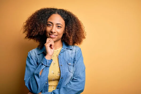 Jonge Afro Amerikaanse Vrouw Met Afrohaar Die Casual Denim Shirt — Stockfoto