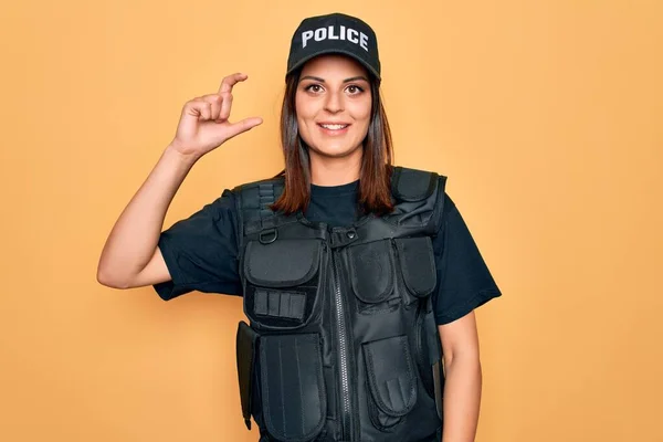 Joven Hermosa Mujer Policía Morena Vistiendo Uniforme Policía Prueba Balas — Foto de Stock