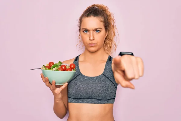 Ung Vacker Blond Sportig Kvinna Med Blå Ögon Håller Skål — Stockfoto