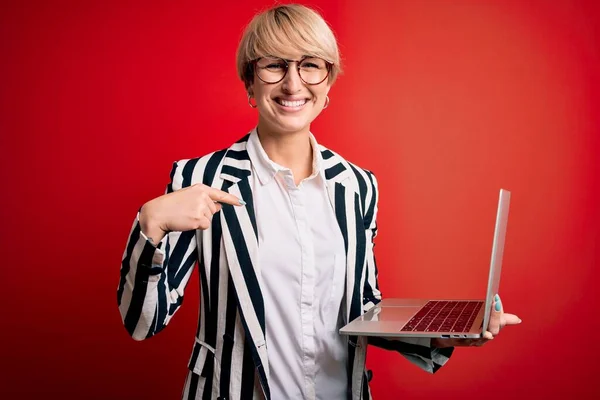 Joven Mujer Rubia Negocios Con Pelo Corto Con Gafas Trabajo —  Fotos de Stock