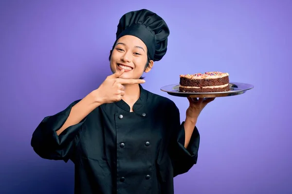 Jeune Chef Chinois Femme Portant Uniforme Cuisinière Chapeau Tenant Plateau — Photo