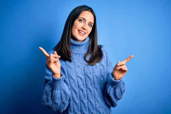 Młoda Brunetka Niebieskimi Oczami Nosząca Luźny Sweter Golfem Uśmiechająca Się — Zdjęcie stockowe