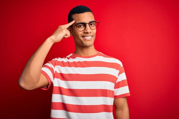 Mladý Pohledný Africký Američan Neformálním Pruhovaném Tričku Brýlích Úsměvem Ukazujícím — Stock fotografie