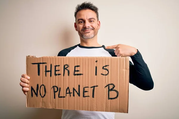 Jovem Homem Bonito Pedindo Ambiente Segurando Banner Com Mensagem Planeta — Fotografia de Stock