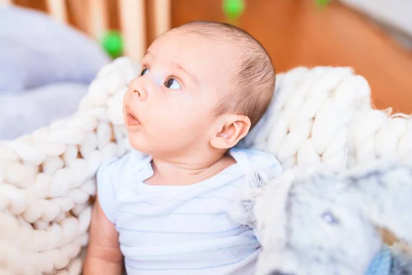 Evdeki Battaniyenin Üzerine Uzanmış Sevimli Bir Bebek Yeni Doğmuş Bebek — Stok fotoğraf