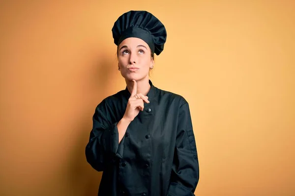 Jovem Bela Chef Mulher Vestindo Uniforme Fogão Chapéu Sobre Fundo — Fotografia de Stock