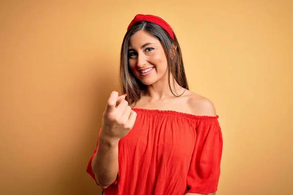 Jonge Mooie Vrouw Kleurrijke Zomer Stijl Geel Geïsoleerde Achtergrond Beckoning — Stockfoto