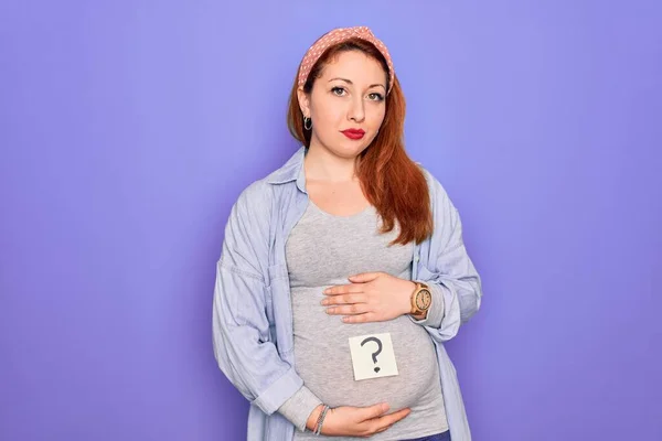 Jonge Mooie Roodharige Zwangere Vrouw Verwacht Baby Met Vraagteken Maag — Stockfoto