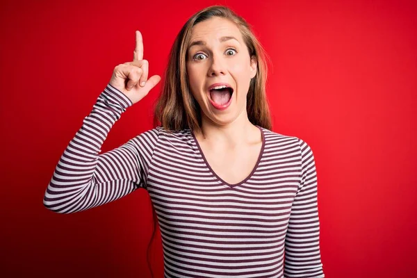 Jovem Bela Mulher Loira Vestindo Casual Listrado Shirt Sobre Isolado — Fotografia de Stock