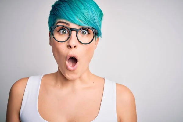 Joven Hermosa Mujer Con Pelo Azul Moda Con Camiseta Casual — Foto de Stock