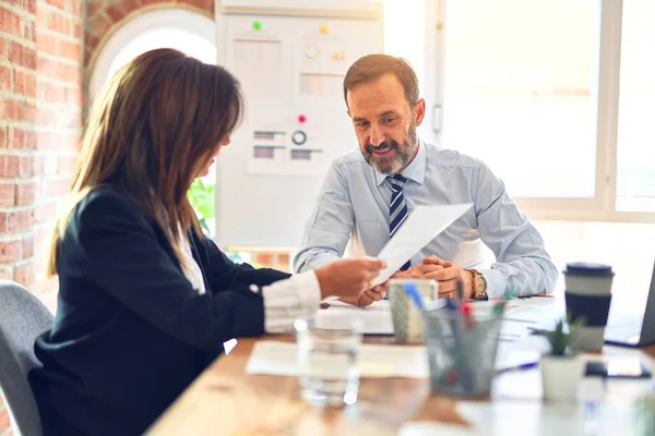 Zwei Geschäftsleute Mittleren Alters Die Glücklich Und Zuversichtlich Lächeln Zusammenarbeit — Stockfoto