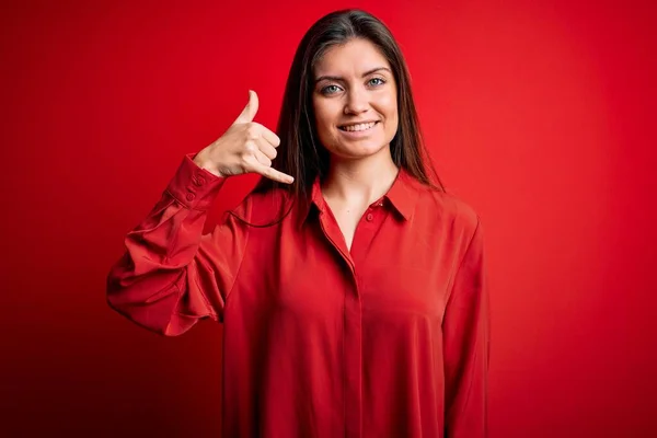 Giovane Bella Donna Con Gli Occhi Azzurri Indossa Camicia Casual — Foto Stock