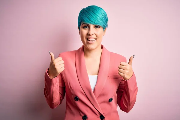 Fiatal Gyönyörű Üzletasszony Kék Divat Haj Visel Kabát Rózsaszín Háttér — Stock Fotó