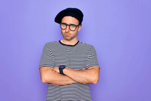 Homem Bonito Com Olhos Azuis Vestindo Camiseta Listrada Boina Francesa — Fotografia de Stock