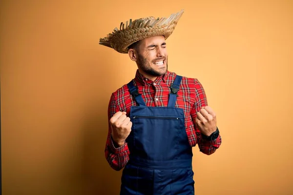 Joven Campesino Rural Vistiendo Babero General Sombrero Campo Sobre Fondo —  Fotos de Stock