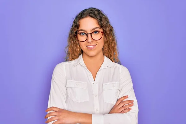 Jovem Mulher Bonita Com Olhos Azuis Vestindo Camisa Casual Óculos — Fotografia de Stock