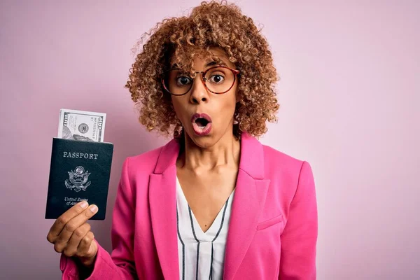 Ung Afrikansk Amerikansk Lockig Kvinna Håller Usa Pass Med Dollar — Stockfoto