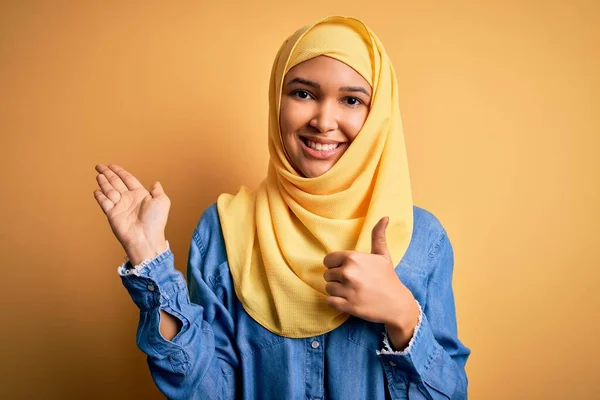 Joven Hermosa Mujer Con Pelo Rizado Usando Árabe Hijab Tradicional —  Fotos de Stock