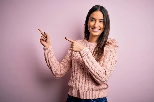 Genç Güzel Esmer Kadın Pembe Arka Planda Rahat Bir Süveter — Stok fotoğraf