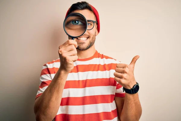 Ung Detektiv Man Tittar Genom Förstoringsglas Över Isolerad Bakgrund Glad — Stockfoto