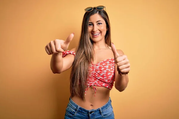 Mujer Hermosa Joven Con Estilo Veraniego Gafas Sol Sobre Fondo —  Fotos de Stock