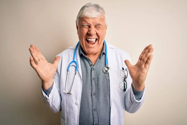 Starszy Przystojny Lekarz Hoary Nosi Płaszcz Stetoskop Białym Tle Świętując — Zdjęcie stockowe