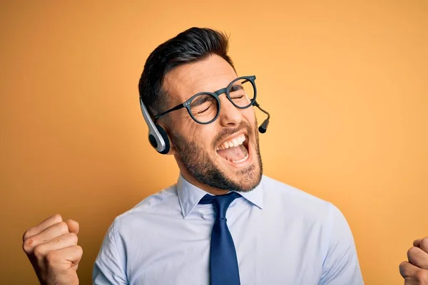 Fiatal Üzletember Visel Ügyfélszolgálati Headset Call Center Nagyon Boldog Izgatott — Stock Fotó