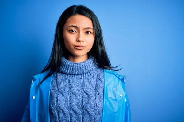 Jonge Mooie Chinese Vrouw Met Regenjas Geïsoleerde Blauwe Achtergrond Met — Stockfoto