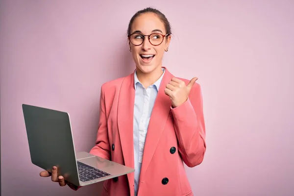 Jovem Mulher Negócios Bonita Usando Óculos Trabalhando Usando Laptop Sobre — Fotografia de Stock