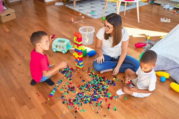 Junge Schöne Lehrerin Und Kleinkinder Spielen Kindergarten Mit Bauklötzen Viele — Stockfoto