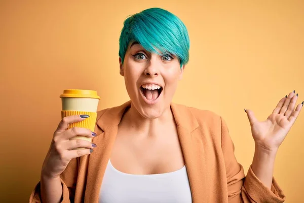 Jovem Mulher Com Cabelo Moda Azul Bebendo Uma Xícara Café — Fotografia de Stock