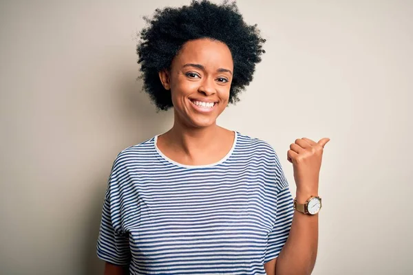 Joven Hermosa Afroamericana Afro Mujer Con Pelo Rizado Con Rayas — Foto de Stock