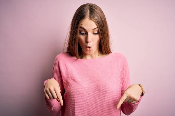 Joven Mujer Pelirroja Hermosa Usando Suéter Casual Sobre Fondo Rosa —  Fotos de Stock