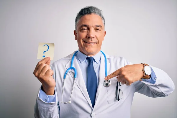 Średniego Wieku Przystojny Siwowłosy Lekarz Trzymający Papier Znakiem Zapytania Zaskakującą — Zdjęcie stockowe