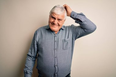 Üst düzey yakışıklı beyaz gömlekli adam izole edilmiş beyaz arka planda dikiliyor ve soru sormayı merak ediyor. Şüpheyle kararsız, kafa kafaya düşünerek. Düşünceli kavram.