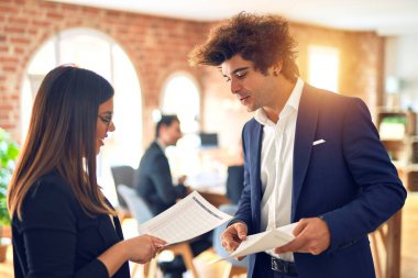 İki iş adamı birlikte çalışıyor. Ofiste duran konuşmalar ve belgeler.