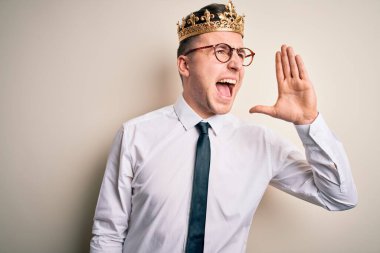 Soyutlanmış arka planda altın taç takan yakışıklı beyaz iş adamı el ele tutuşup bağırıyor ve bağırıyordu. İletişim konsepti.