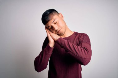 Genç, yakışıklı, İspanyol gömlekli bir adam beyaz tenli arka planda dikiliyor. Yorgun uyuyor, hayal kuruyor ve elleri ile birlikte poz veriyor, gözleri kapalı gülümsüyor..