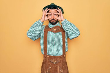 Almanya festivali için geleneksel Alman Ekim Festivali kıyafeti giyen genç yakışıklı adam parmaklarıyla gözlerini açmaya çalışıyor, uykulu ve yorgun.