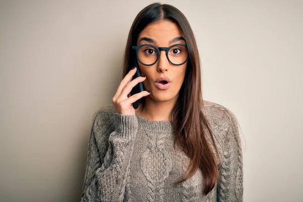 Jovem Bela Morena Usando Óculos Conversando Smartphone Assustada Choque Com — Fotografia de Stock