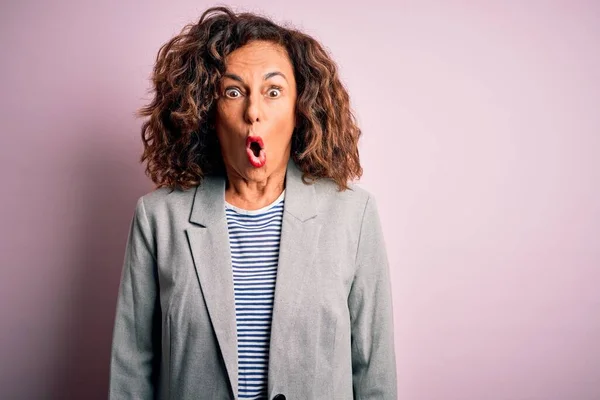 Mujer Negocios Hermosa Edad Media Con Chaqueta Elegante Sobre Fondo —  Fotos de Stock