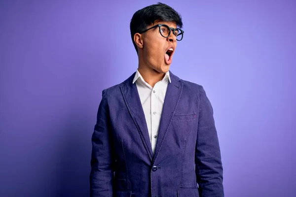 Молодой Красивый Бизнесмен Пиджаке Очках Изолированном Фиолетовом Фоне Злой Безумный — стоковое фото