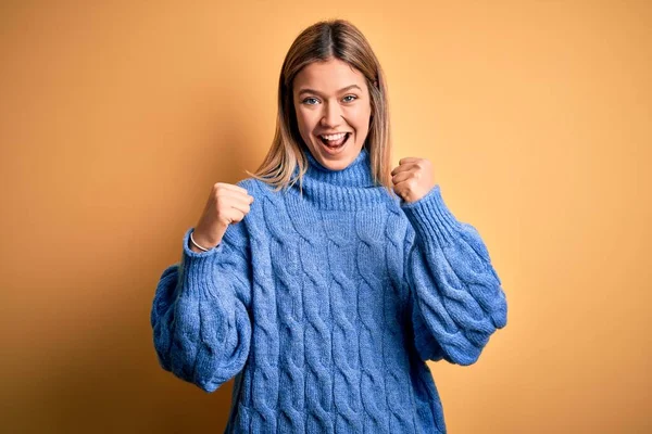 Jonge Mooie Blonde Vrouw Dragen Coltrui Gele Geïsoleerde Achtergrond Vieren — Stockfoto