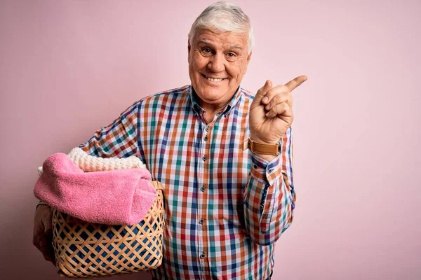 Ältere Gut Aussehende Hoary Mann Hausarbeit Halten Weidenkorb Mit Kleidung — Stockfoto