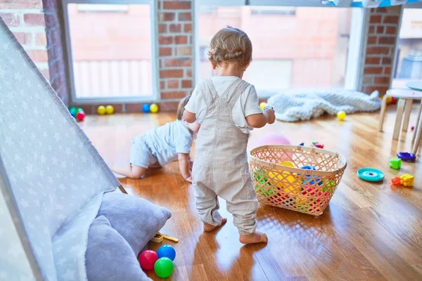 Crianças Bonitas Brincando Torno Lotes Brinquedos Jardim Infância — Fotografia de Stock