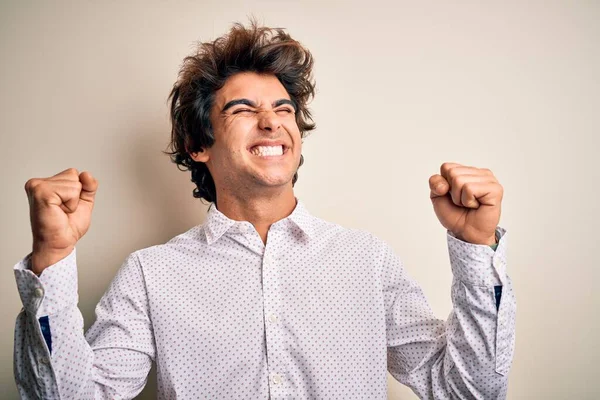 Jovem Empresário Bonito Vestindo Camisa Elegante Sobre Fundo Branco Isolado — Fotografia de Stock